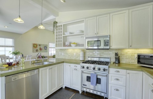Avila Beach Condo | Cheerful Condo Just 3 min Walk to Beach - Pet Friendly