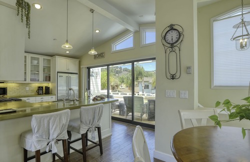Avila Beach Condo | Cheerful Condo Just 3 min Walk to Beach - Pet Friendly