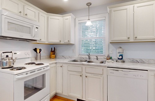 Ogunquit - Wells Condo | Cheerful condo one mile from Ogunquit Beach with a pool - near dining