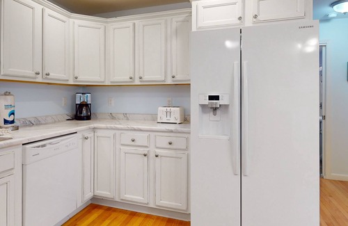 Ogunquit - Wells Condo | Cheerful condo one mile from Ogunquit Beach with a pool - near dining