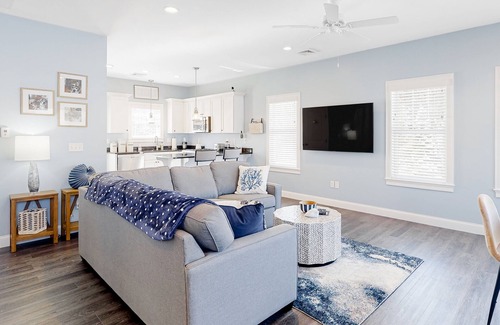 Arundel Condo | Cheerful condo w/central AC, private washer/dryer, on-site pool
