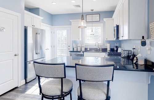 Arundel Condo | Cheerful condo w/central AC, private washer/dryer, on-site pool