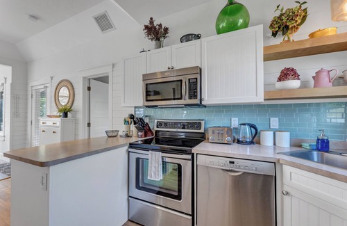 Cherry Valley Cottage | Cheerful cottage on East Lake resort with pool