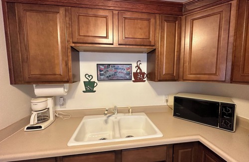 Pueblo Cottage | Cheerful Country Cottage with free parking on premise !