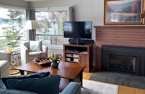 Anacortes Cottage | Cheerful, Cozy, Charming, Waterfront Cottage on Deception Pass!