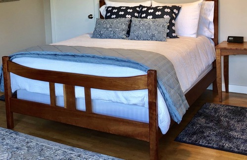 Anacortes Cottage | Cheerful, Cozy, Charming, Waterfront Cottage on Deception Pass!