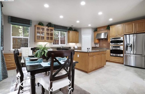 Tracy House | Cheerful Executive 4-bedroom residential home