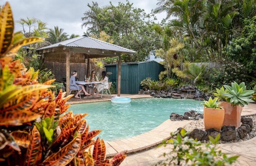Buddina House | Cheerful Family & Pet Friendly Home with Pool
