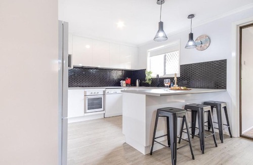 Buddina House | Cheerful Family & Pet Friendly Home with Pool