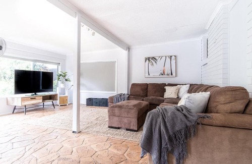 Buddina House | Cheerful Family & Pet Friendly Home with Pool