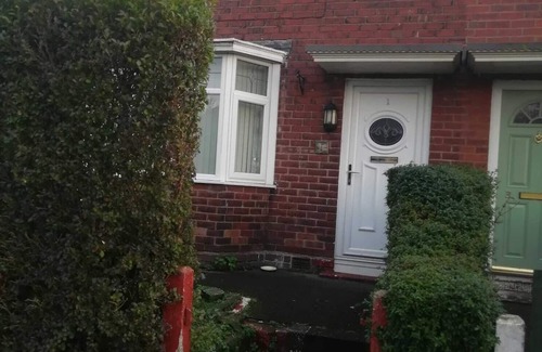 Manchester House | Cheerful Home with Free Parking on the Road