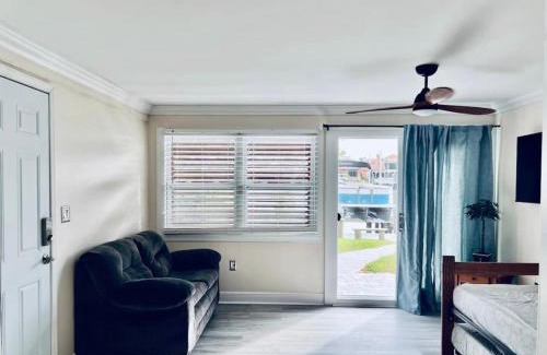 Caloosahatchee House | Cheerful home with one bedroom