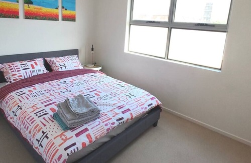 Adelaide Central Business District House | Cheerful in city 3 bedroom townhouse with garage