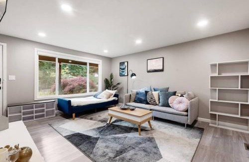 North Juanita House | Cheerful Kirkland Home w&AC Big Yard,Walk to Beach