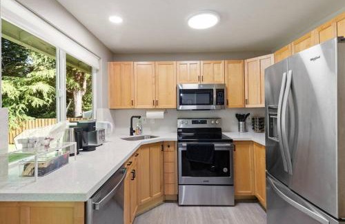 North Juanita House | Cheerful Kirkland Home w&AC Big Yard,Walk to Beach