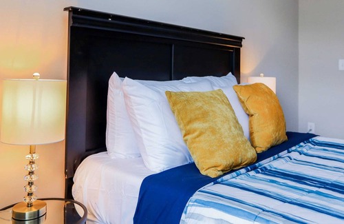 Fairfax Apartment | Cheerful Living in Fairfax- Free parking