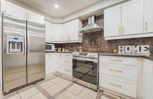 Richmond Hill Villa | Cheerful luxury 7 bedroom/7 washroom ravine house