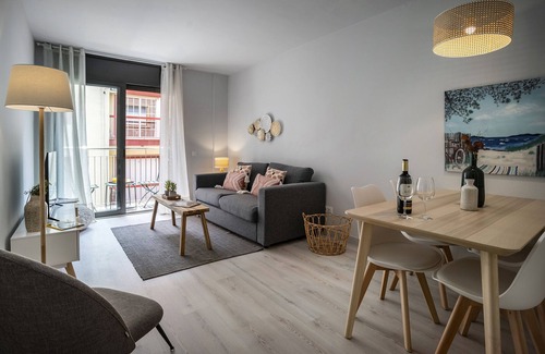 Collblanc y La Torrassa Apartment | Cheerful, modern apartment with balcony