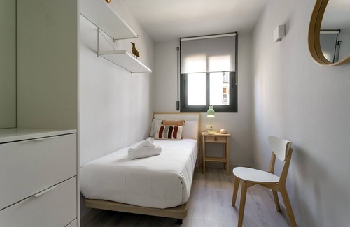 Collblanc y La Torrassa Apartment | Cheerful, modern apartment with balcony