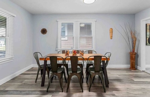 West Plaza House | ★ Cheerful New★Remodeled West Plaza Home