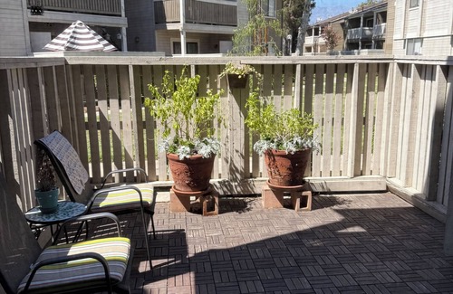 Ontario Condo | Cheerful Pet Friendly 2 BR-1BA Condo