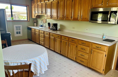 North End House | Cheerful Proctor Home in the Heart of the 253n