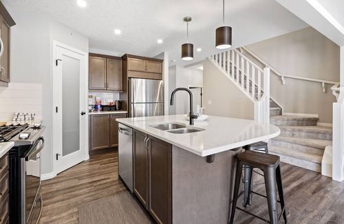 Airdrie House | Cheerful & Relaxing 3-Bedroom Townhouse 15 Minutes to Calgary Airport
