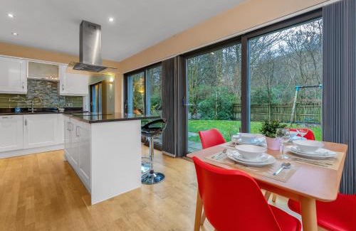 Arrochar House | Cheerful Stays: 4 Bedroom Cottage in Arrochar
