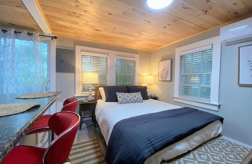 Edgecomb House | Cheerful Studio Close to Everything 12