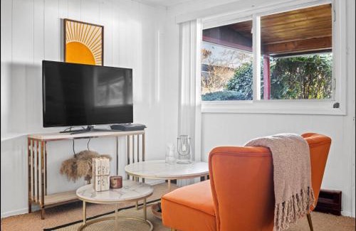 West Hempstead Apartment | Cheerful Studio Getaway/Garden/By Lake State Park.