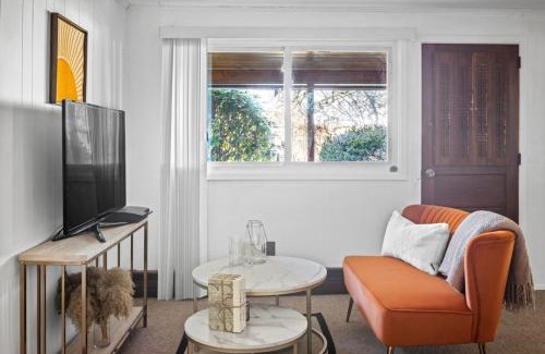 West Hempstead Apartment | Cheerful Studio Getaway/Garden/By Lake State Park.