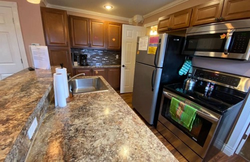 Davison Apartment | Cheerful Suite, Downtown Retreat
