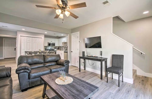 Kimberling City House | Cheerful Townhouse - Walk to Table Rock Lake!