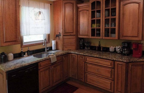Rockbridge Cabin | Cheerful Two Bdrm Cabin with Hot Tub & Pet Friendly