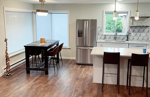 Haller Lake House | Cheerful two bedroom house with a beautiful backyard