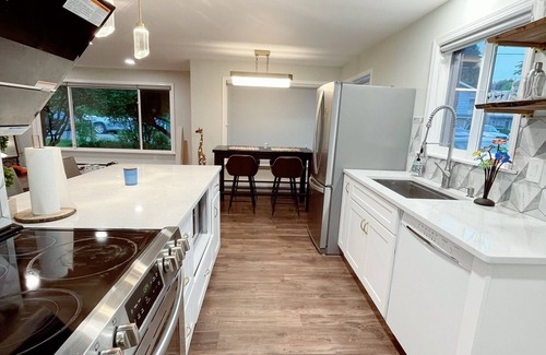 Haller Lake House | Cheerful two bedroom house with a beautiful backyard