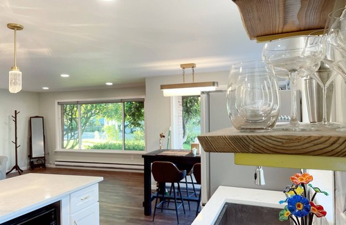Haller Lake House | Cheerful two bedroom house with a beautiful backyard