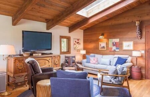 Lopez Island House | Cheerful woodsy cabin w gas fireplace, sleeps 6.