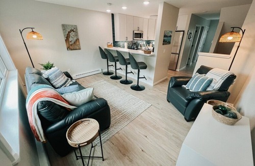 Kenai House | Cheery Coastal-Themed Condo