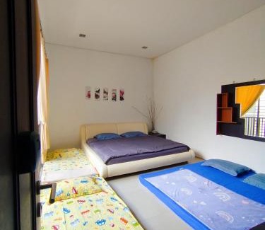 Surabaya House | Cheery Home Surabaya 10 mins toll near Pakuwon Mall
