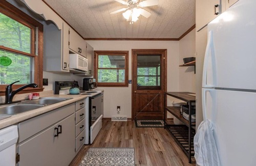 Deep Gap Cabin | Cheery on Top! WIFI - Dogs Ok - 2Fireplaces
