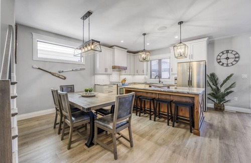 Grand Bend House | Chello’s Grand Villa, Grand Bend Beach- Steps from the Strip