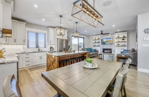 Grand Bend House | Chello’s Grand Villa, Grand Bend Beach- Steps from the Strip