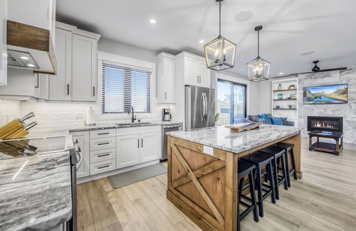 Grand Bend House | Chello’s Grand Villa, Grand Bend Beach- Steps from the Strip