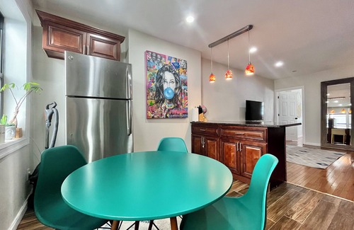 Chelsea Apartment | Chelsea Concrete Jungle House - Spacious 1 bedroom - Sleeps 4