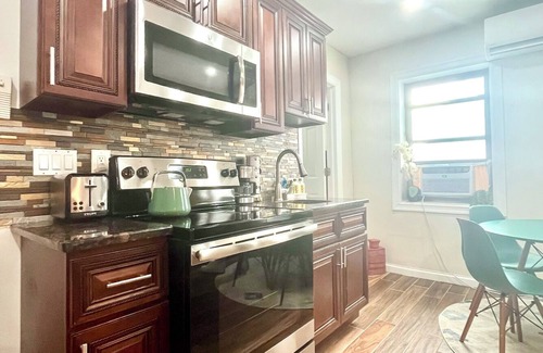 Chelsea Apartment | Chelsea Concrete Jungle House - Spacious 1 bedroom - Sleeps 4