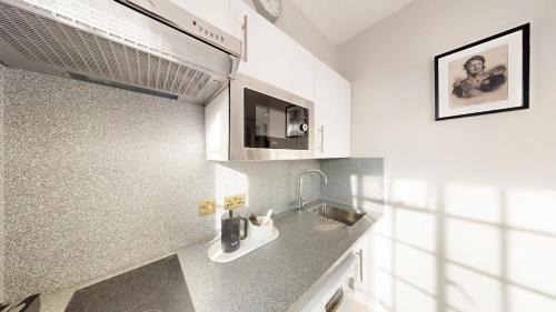 Brompton & Hans Town Apartment | Chelsea Executive Cloisters 571