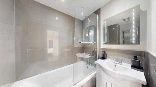 Brompton & Hans Town Apartment | Chelsea Executive Cloisters 571