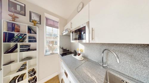 Brompton & Hans Town Apartment | Chelsea Executive Cloisters 571