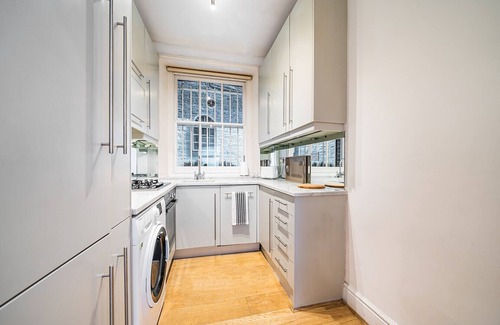 Courtfield Apartment | Chelsea pad in great location off Fulham Road